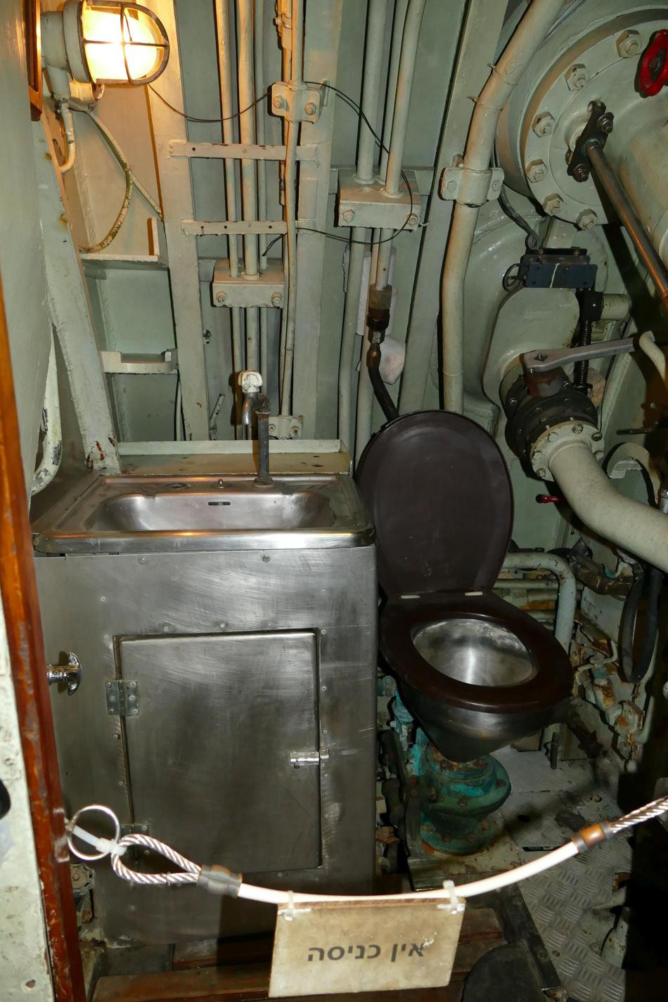 Khu vực vệ sinh, nhà tắm trên tàu. Vì tàu ngầm có không gian hạn chế, tất cả các vị trí đều được tận dụng và làm với một không gian hẹp chỉ đủ để sinh hoạt.