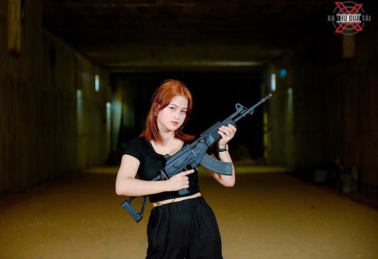 Cuối cùng và cũng đáng mong chờ nhất, đó là súng trường tấn công STV-380. Súng đang được sản xuất số lượng lớn tại nhà máy Z111 nhằm sắp tới sẽ thay thế các mẫu súng trường tấn công cũ trong biên chế quân đội ta. Đây thực chất là phiên bản cải tiến của Galil Ace 32 với những sửa đổi để phù hợp với môi trường và điều kiện tác chiến tại Việt Nam. Ảnh: Nữ nhân vật trải nghiệm với súng trường tấn công STV-380. Nguồn ảnh: Xạ thủ đua tài.