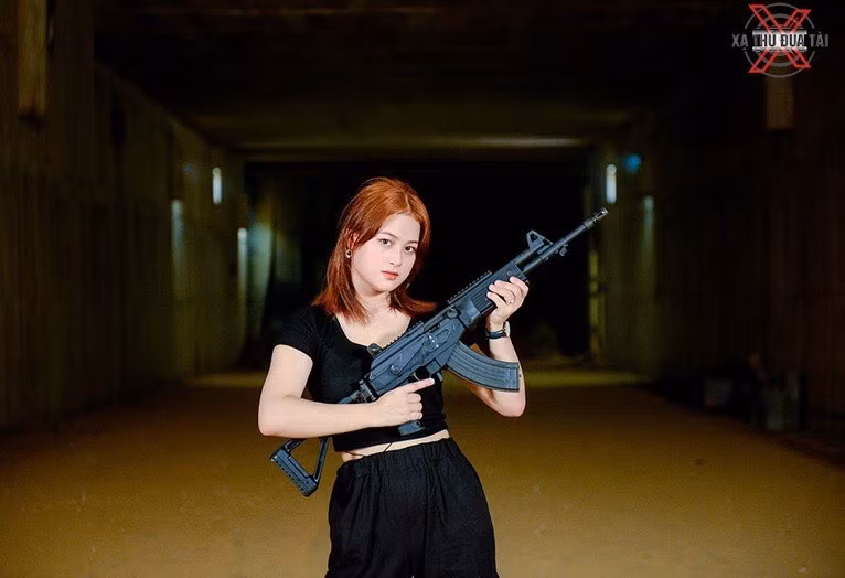 Cuối cùng và cũng đáng mong chờ nhất, đó là súng trường tấn công STV-380. Súng đang được sản xuất số lượng lớn tại nhà máy Z111 nhằm sắp tới sẽ thay thế các mẫu súng trường tấn công cũ trong biên chế quân đội ta. Đây thực chất là phiên bản cải tiến của Galil Ace 32 với những sửa đổi để phù hợp với môi trường và điều kiện tác chiến tại Việt Nam. Ảnh: Nữ nhân vật trải nghiệm với súng trường tấn công STV-380. Nguồn ảnh: Xạ thủ đua tài.
