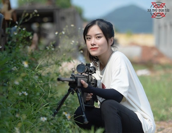 Súng bắn tỉa bán tự động Galazt cũng góp mặt trong chương trình lần này. Súng được trang bị cho các đơn vị chiến đấu đặc thù của Đặc công và Hải quân đánh bộ. Ảnh: Nữ nhân vật trải nghiệm với súng bắn tỉa Galazt. Nguồn ảnh: Xạ thủ đua tài.