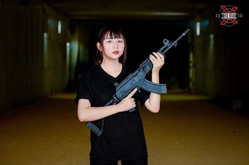Với việc xuất hiện hàng loạt trước công chúng những mẫu súng hàng đầu quân đội ta hiện nay, có thể trong thời gian không xa nữa, chúng ta sẽ thấy sự lột xác vô cùng lớn của trang bị người chiến sĩ. Không còn hình ảnh bộ đội với những khẩu AK-47 truyền thống mà thay vào đó là AKn, STV-380,… cho ta thấy một bộ mặt đổi mới, chính quy, tinh nhuệ và hiện đại hơn, góp phần bảo vệ vững chắc Tổ quốc trong tình hình mới. Ảnh: Nữ nhân vật trải nghiệm với súng trường tấn công STV-380. Nguồn ảnh: Xạ thủ đua tài.