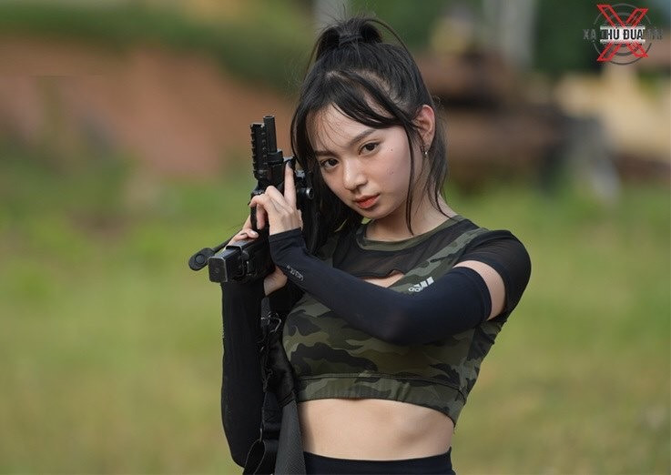 Súng được trang bị ray Picatinny ở dưới nòng và trên nắp bệ khóa nòng để có thể mở rộng các trang bị như kính ngắm điểm đỏ Red Dot, đèn pin, laser, tay cầm và có thể gắn ống giảm thanh cho những nhiệm vụ đặc thù. Ảnh: Nữ nhân vật trải nghiệm với súng Micro Uzi. Nguồn ảnh: Xạ thủ đua tài.