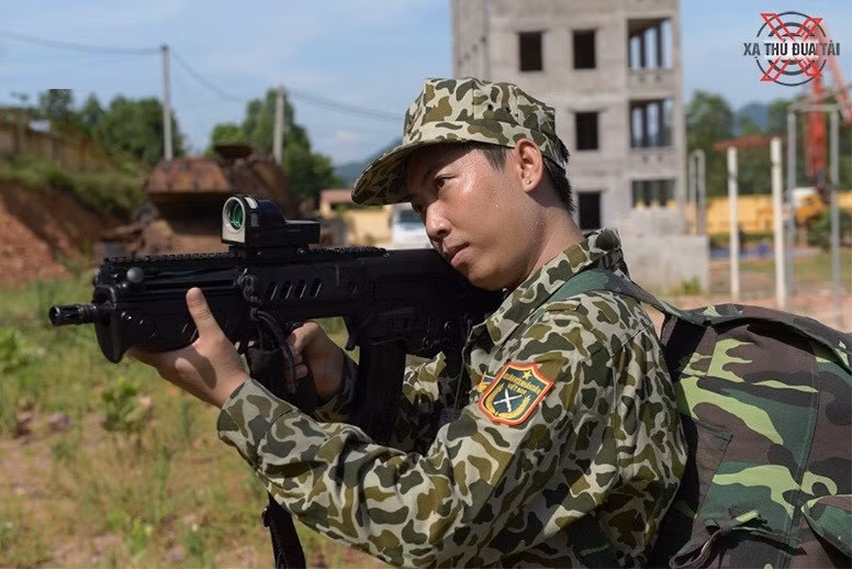 Mới đây, những hình ảnh đầu tiên về chương trình “Xạ thủ đua tài” do kênh truyền hình QPVN thực hiện đã được công bố. Điều đặc biệt là nó ngay lập tức được giới đam mê quân sự chú ý với sự xuất hiện của hàng loạt mẫu súng vô cùng hiện đại đã và sắp được biên chế cho Quân đội nhân dân Việt Nam, tạo một sự thích thú vô cùng lớn cho người xem. Ảnh: Nhân vật trải nghiệm với súng TAR-21. Nguồn ảnh: Xạ thủ đua tài.