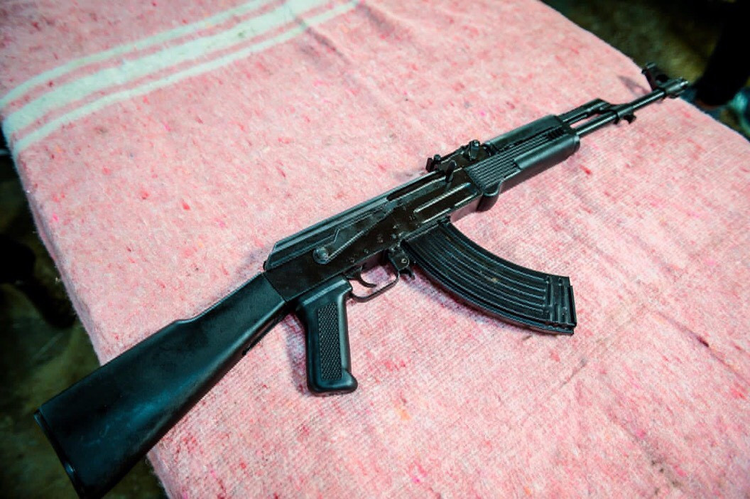 Ốp lót tay của súng được thiết kế hiện đại với các gờ nổi và mấu lồi ra giúp tay xạ thủ có thể bám tốt hơn khi bắn, đặc điểm này không hề có trên súng AK-47 và tương tự như trên súng trường tấn công AK-103 hiện đại của Nga. Ảnh: Cận cảnh một khẩu AKn do nhà máy Z-111 chế tạo - Nguồn: QPVN.