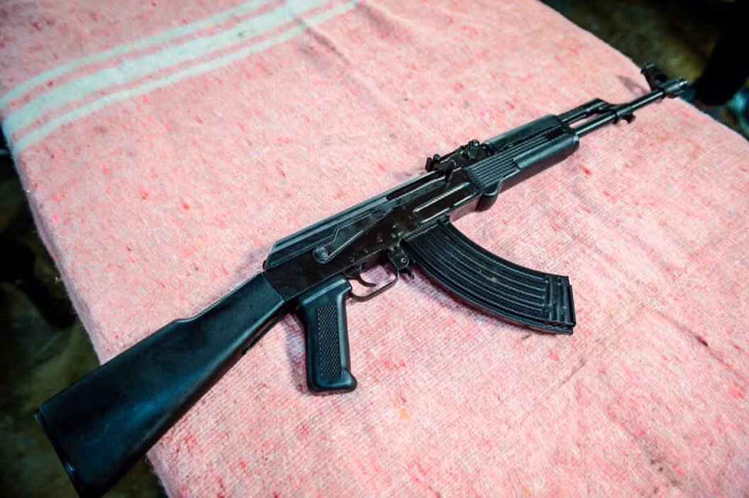 Ốp lót tay của súng được thiết kế hiện đại với các gờ nổi và mấu lồi ra giúp tay xạ thủ có thể bám tốt hơn khi bắn, đặc điểm này không hề có trên súng AK-47 và tương tự như trên súng trường tấn công AK-103 hiện đại của Nga. Ảnh: Cận cảnh một khẩu AKn do nhà máy Z-111 chế tạo - Nguồn: QPVN.