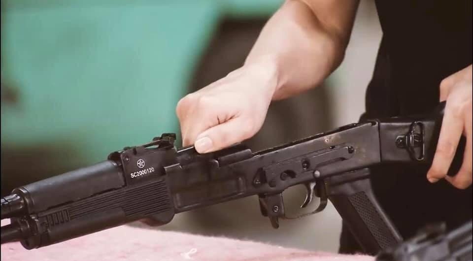 Có thể nói rằng, súng trường tấn công AKn của Việt Nam hiện nay có tính năng và ngoại hình khá tương đồng với súng AK-103 của Nga. Đây là một bước tiến vô cùng lớn của ngành chế tạo súng bộ binh nước nhà khi đã sản xuất ra những loại súng bắt kịp với xu thế hiện đại của cường quốc trên thế giới. Ảnh: Tháo lắp súng AKn tại chương trình “Xạ thủ đua tài” - Nguồn: QPVN.