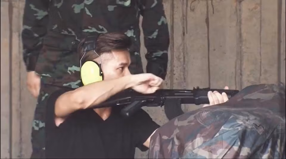 Từ đó, nâng cao thêm khả năng tác chiến của người lính, nâng cao sức mạnh tổng thể của bộ binh trên chiến trường, khiến chiến sĩ thêm phần tin tưởng hơn vào vũ khí trang bị hiện có. Đồng thời xây dựng một hình ảnh Quân đội nhân dân Việt Nam chính quy - tinh nhuệ - hiện đại trong thời đại mới. Ảnh: Một nhân vật trải nghiệm súng AKn trong chương trình “ Xạ thủ đua tài” - Nguồn: QPVN.