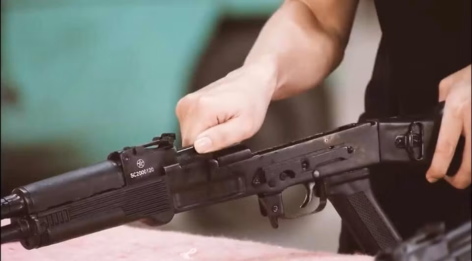 Có thể nói rằng, súng trường tấn công AKn của Việt Nam hiện nay có tính năng và ngoại hình khá tương đồng với súng AK-103 của Nga. Đây là một bước tiến vô cùng lớn của ngành chế tạo súng bộ binh nước nhà khi đã sản xuất ra những loại súng bắt kịp với xu thế hiện đại của cường quốc trên thế giới. Ảnh: Tháo lắp súng AKn tại chương trình “Xạ thủ đua tài” - Nguồn: QPVN.