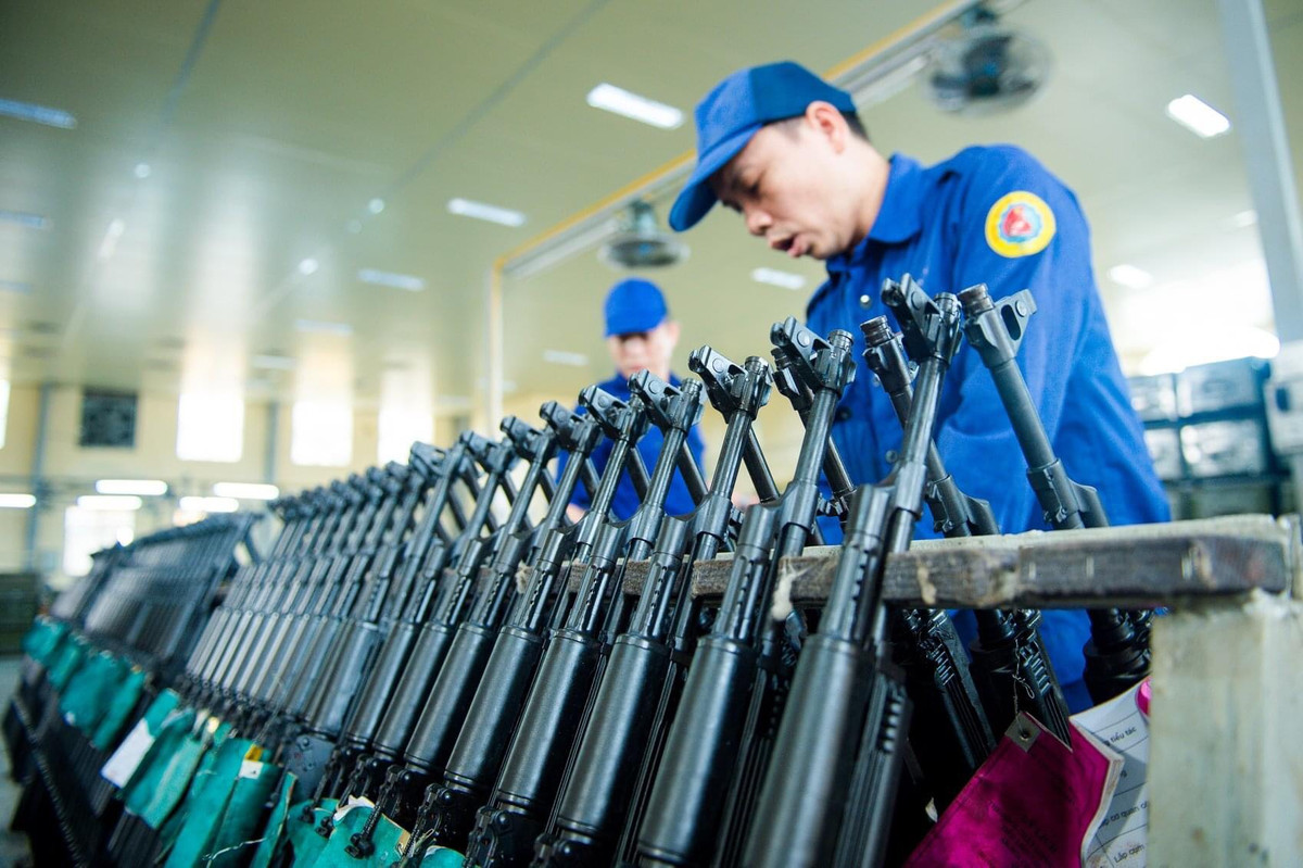 Không chỉ sản xuất mới, nhà máy Z-111 cũng nhận nâng cấp, đại tu cải tạo những khẩu AK-47 và Type-56 cũ lên chuẩn AKn. Đây được xem là một biện pháp vô cùng tiết kiệm, nâng cao tính năng của những loại súng cũ lên đáng kể và tăng thêm tính thẩm mỹ, hiện đại. Ảnh: Công nhân nhà máy Z-111 bên cạnh một lô súng AKn vừa hoàn thành - Nguồn: QPVN.