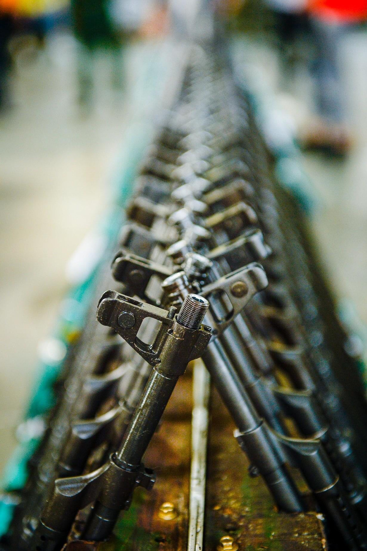 Một số súng được trang bị đầu nòng có ren xoắn giúp súng có thể sử dụng thêm đầu nòng vát giảm giật kiểu AKM, loa che lửa đầu nòng kiểu AK-74 hay nòng giảm thanh cho các nhiệm vụ đặc biệt. Ảnh: Một khẩu AKn với đầu nòng có ren xoắn - Nguồn: QPVN.