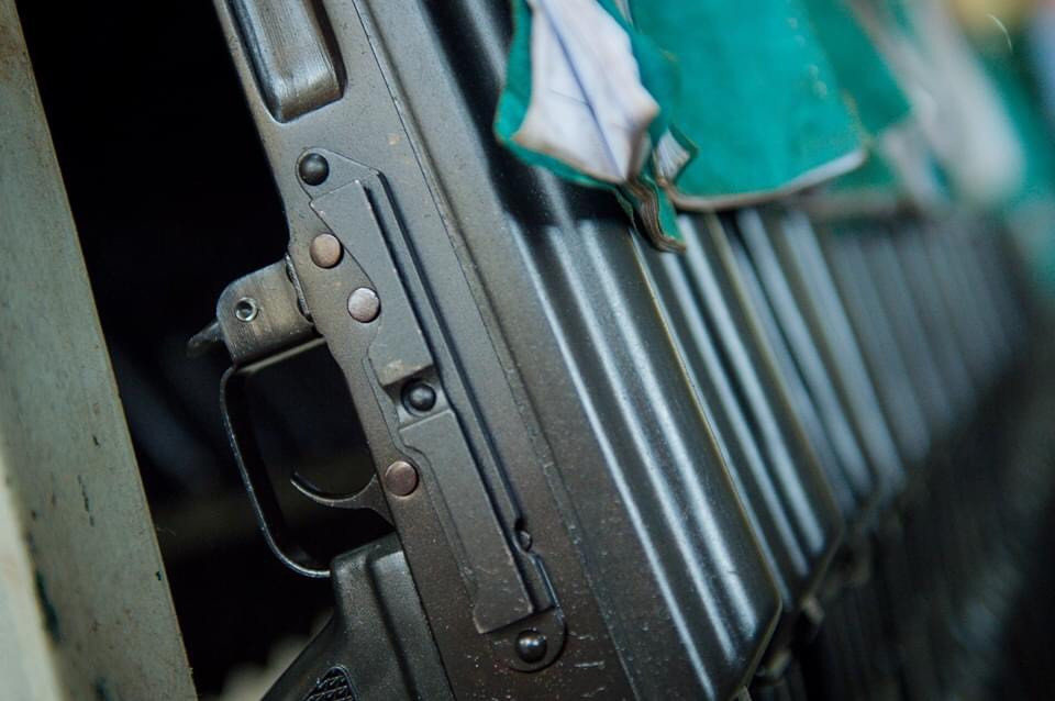 Ngoài ra súng còn trang bị thêm một bộ gá nằm ở bên trái thân súng để có thể gắn thêm các loại kính ngắm quang học, kính ngắm điểm đỏ,… nhằm nâng cao khả năng tác chiến của chiến sĩ. Ảnh: Cận cảnh bộ gá trên thân súng AKn - Nguồn: QPVN.