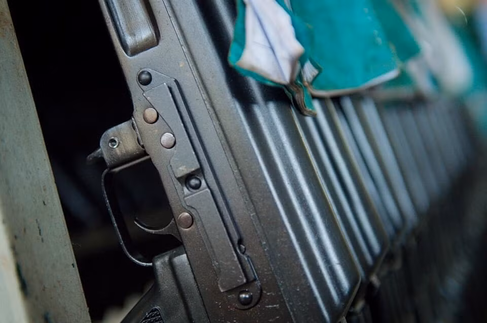 Ngoài ra súng còn trang bị thêm một bộ gá nằm ở bên trái thân súng để có thể gắn thêm các loại kính ngắm quang học, kính ngắm điểm đỏ,… nhằm nâng cao khả năng tác chiến của chiến sĩ. Ảnh: Cận cảnh bộ gá trên thân súng AKn - Nguồn: QPVN.