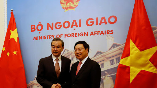 Theo Xu Liping - Giám đốc Trung tâm nghiên cứu Đông Nam Á của Viện Khoa học Xã hội Trung Quốc cho biết cũng vào ngày 14/7 vừa qua rằng năm nay là lượt Việt Nam làm chủ tịch luân phiên của ASEAN, Trung Quốc và ASEAN đang đẩy nhanh các đàm phán để tiến tới hoàn thành bộ quy tắc ứng xử chung trên biển COC. Vào thời điểm này, sự can thiệp của Hoa Kỳ vào biển Đông đã cố tình làm gián đoạn nỗ lực của cả hai bên. Ảnh: Bộ trưởng ngoại giao Trung Quốc - Vương Nghị của Trung Quốc và Bộ trưởng ngoại giao Phạm Bình Minh của Việt Nam tại một cuộc gặp mặt.