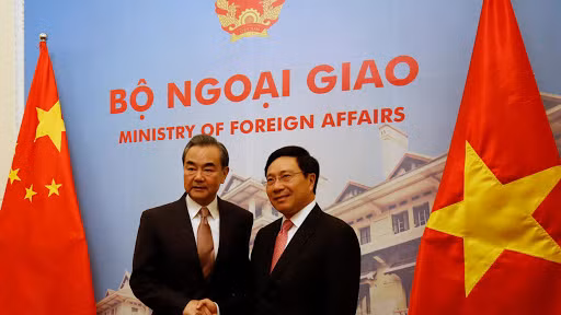 Theo Xu Liping - Giám đốc Trung tâm nghiên cứu Đông Nam Á của Viện Khoa học Xã hội Trung Quốc cho biết cũng vào ngày 14/7 vừa qua rằng năm nay là lượt Việt Nam làm chủ tịch luân phiên của ASEAN, Trung Quốc và ASEAN đang đẩy nhanh các đàm phán để tiến tới hoàn thành bộ quy tắc ứng xử chung trên biển COC. Vào thời điểm này, sự can thiệp của Hoa Kỳ vào biển Đông đã cố tình làm gián đoạn nỗ lực của cả hai bên. Ảnh: Bộ trưởng ngoại giao Trung Quốc - Vương Nghị của Trung Quốc và Bộ trưởng ngoại giao Phạm Bình Minh của Việt Nam tại một cuộc gặp mặt.