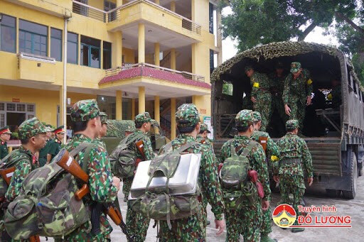 Cuối cùng là vật dụng không thể không nhớ đến của người chiến sĩ đó chính là ba lô con cóc. Loại ba lô này có lịch sử được Quân đội ta sử dụng từ những năm tháng kháng chiến chống Mỹ và đã được liên tục cải tiến theo thời gian. Đến nay, ba lô đã chuyển sang may bằng vải có hoạ tiết rằn ri giống với quân phục dã chiến để tăng cao tính nguỵ trang cho người lính trong tác chiến, ẩn nấp. Ảnh: Chiến sĩ chuẩn bị hành quân dã ngoại với ba lô con cóc.