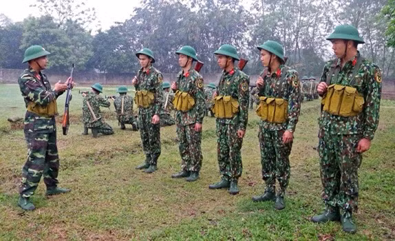 Nhìn chung có thể nói rằng, trang bị của người lính bộ binh Việt Nam vẫn còn thiếu các loại đồ bảo hộ như áo giáp chống đạn, mũ chống đạn, tuy nhiên so với số lượng chiến sĩ đông đảo cùng với đó là tiềm lực kinh tế còn hạn chế, nên việc trang bị người lính như hiện nay là đã vô cùng cố gắng và đảm bảo yêu cầu. Hi vọng trong thời gian tới, sau khi các lực lượng được chú trọng đã cơ bản được hiện đại hoá, cán cân đầu tư sẽ dần chuyển hướng sang Lục quân trong đó có bộ binh, trang bị của người lính từ đó cũng sẽ được nâng cao. Ảnh: Huấn luyện chiến sĩ bộ binh mới tại đơn vị.