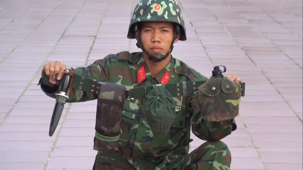 Loại trang bị kế đến đó là đai mang đeo trang bị hay còn gọi là dây lưng tư bản, là trang bị được làm có độ bền cao, khó đứt, dùng để đeo ngang hông người lính (bên ngoài quân phục dã chiến) giúp cho mang theo các trang thiết bị cá nhân phụ trợ. Ảnh: Đai mang đeo trang bị điển hình của chiến sĩ bộ binh với dao găm, bạt che mưa, túi con và bi-đông đựng nước.