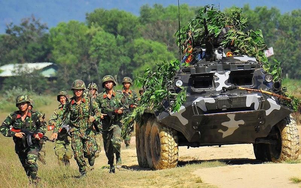 Với đặc thù chiến thuật, bất kể cho dù quân đội có sở hữu những loại vũ khí hiện đại, tiên tiến, tầm đánh xa tới đâu thì việc giải quyết dứt điểm chiến trường và kết liễu quân thù đều phải có sự chiến đấu trực tiếp của lực lượng mặt đất, mà chiếm yếu tố quan trọng nhất là bộ binh. Ảnh: Chiến sĩ bộ binh Việt Nam xung phong chiếm lĩnh trận địa với sự yểm trợ của xe thiết giáp BTR-60PB