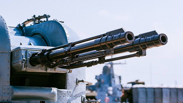  Pháo hạm AK-230 sử dụng 2 nòng NN-30 cỡ 30mm được làm mát bằng nước, chính thức gia nhập biên chế hải quân Xô Viết từ năm 1962, đến nay đã bị thay thế hoàn toàn trên các tàu chiến Nga bằng loại pháo cao tốc AK-630 hoặc các loại pháo khác. Ảnh: Cận cảnh nòng pháo NN-30 của pháo AK-230