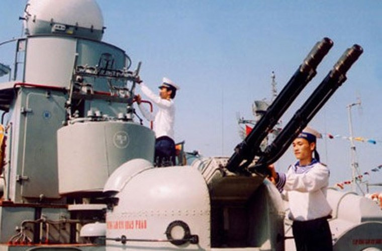 Hiện nay, tuy đã lạc hậu nhưng vẫn còn nhiều tàu chiến loại cũ trong biên chế hải quân Việt Nam sử dụng loại pháo này như: Tàu tên lửa Osa, tàu phóng lôi Shershen, tàu quét mìn Sonya, tàu đổ bộ Polnocny,... Ảnh: Bảo dưỡng pháo AK-230 trên tàu Osa.