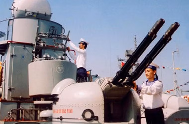 Hiện nay, tuy đã lạc hậu nhưng vẫn còn nhiều tàu chiến loại cũ trong biên chế hải quân Việt Nam sử dụng loại pháo này như: Tàu tên lửa Osa, tàu phóng lôi Shershen, tàu quét mìn Sonya, tàu đổ bộ Polnocny,... Ảnh: Bảo dưỡng pháo AK-230 trên tàu Osa.