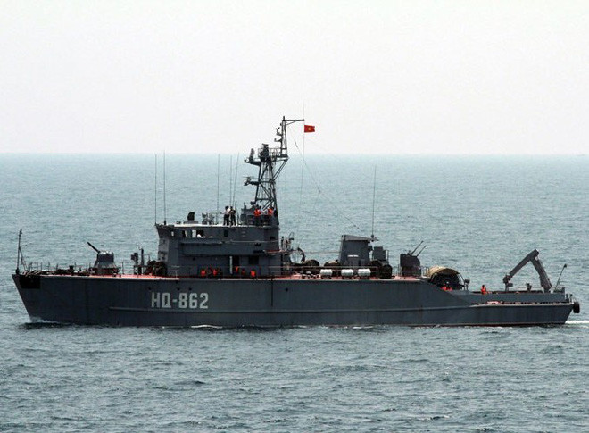 Đặc biệt trên tàu quét mìn lớp Sonya đề án 1265 không hề có radar dẫn bắn dành cho pháo AK-230 mà chỉ sử dụng cột ngắm thông thường, rất bất cập trong trường hợp sương mù, ban đêm hay mưa bão khi không thể có tầm nhìn xa. Ảnh: Tàu quét mìn Sonya số hiệu 862 với pháo hạm AK-230 ở trước mũi tàu.