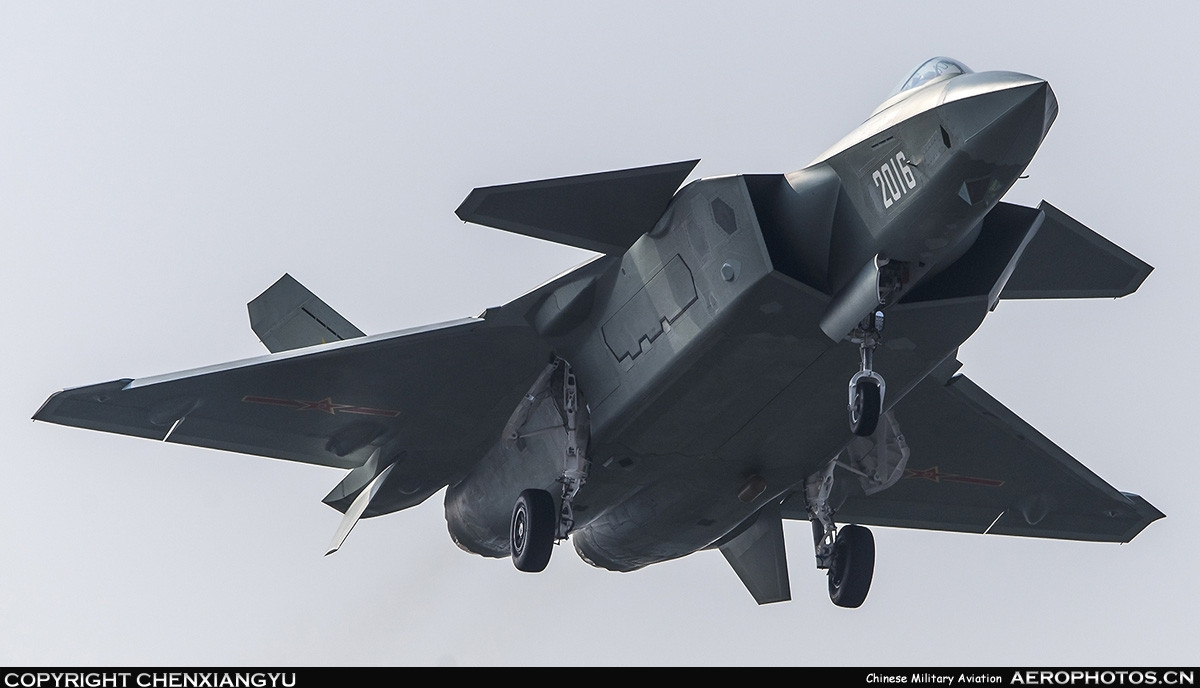 Theo ước tính, tầm bắn của PL-15 là khoảng 300km, trong khi loại tên lửa Không-đối-không tầm trung chủ lực của Mỹ hiện nay là AIM-120 AMRAAM chỉ có tầm bắn khoảng 180km. Dù cho hiện nay Mỹ đã đưa vào sử dụng phiên bản AIM-120 D mới nhất, tuy nhiên sự thua kém về tầm bắn vẫn là rõ rệt. Ảnh: Tiêm kích J-20 của Trung Quốc.