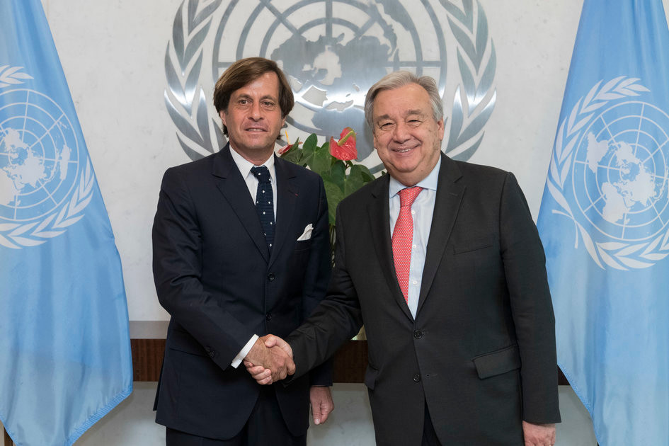 Đại sứ Pháp tại Liên Hợp Quốc Nicolas de Rivière tuyên bố rằng, Anh, Pháp và Đức sẽ tìm kiếm sự hợp tác từ các thành viên của Hội đồng Bảo an khác, bao gồm cả Nga và Trung Quốc để giải quyết vấn đề hồ sơ hạt nhân Iran. Ảnh: Đại sứ Pháp tại LHQ Nicolas de Rivière (trái) bắt tay Tổng thư ký LHQ Antonio Guterres - Nguồn: AP