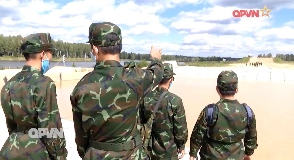 Bên cạnh sử chuẩn bị kỹ lưỡng về mặt con người, cũng như kiểm tra khí tài được phía bạn chuyển giao đều có thông số kỹ thuật lý tưởng nhất, thì Đội tuyển xe tăng Việt Nam cũng đặc biệt chú trọng làm quen với thao trường, cung đường và các chướng ngại vật sẽ xuất hiện trong bài thi tại Alabino. Ảnh: Các chiến sĩ Việt Nam khảo sát thao trường nơi sẽ diễn ra nội dung thi đấu “Tank Biathlon” - Nguồn: QPVN.