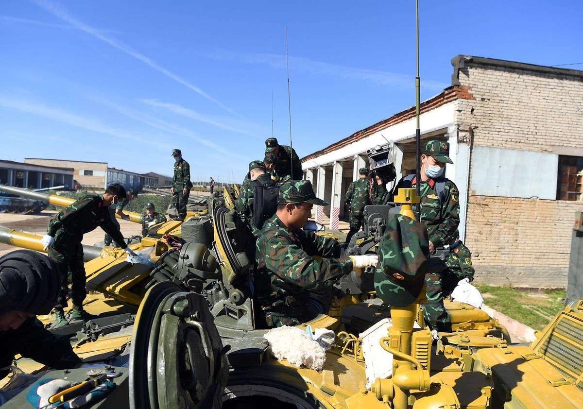 Trong đó, đội tuyển xe tăng Việt Nam được bàn giao 4 chiếc T-72B3 màu sơn vàng - đen (màu sắc xe đã được các đội bốc thăm từ trước), với 3 xe sẽ được chia đều cho 3 kíp lái, mỗi kíp lái 3 người bao gồm: Trưởng xe, pháo thủ và lái xe. Còn lại một xe sẽ làm nhiệm vụ dự bị trong trường hợp xe đang thi đấu đột ngột gặp sự cố không thể khắc phục. Ảnh: Các chiến sĩ xe tăng Việt Nam kiểm tra thông số kỹ thuật xe sau khi tiếp nhận - Nguồn: QĐND.