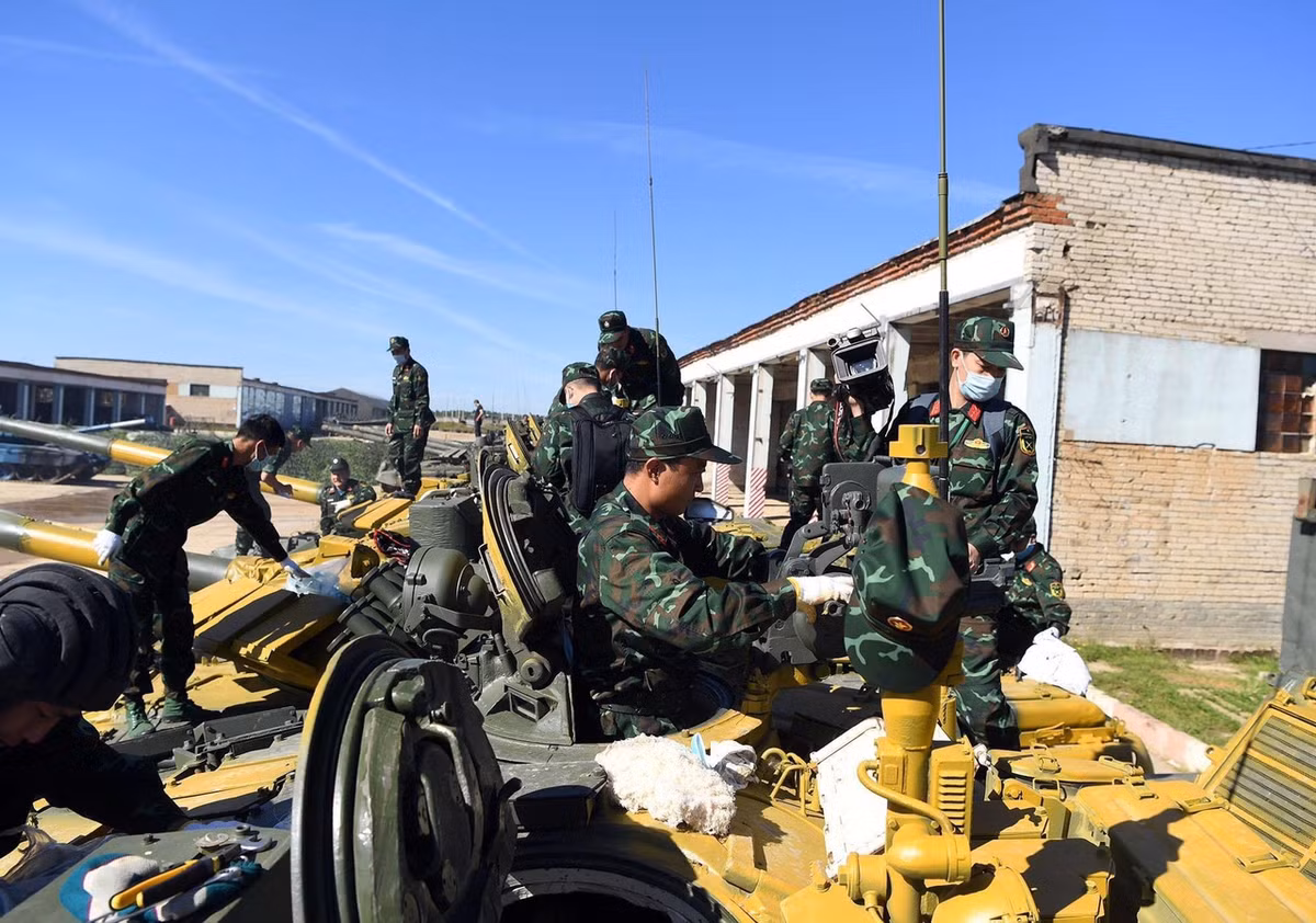 Trong đó, đội tuyển xe tăng Việt Nam được bàn giao 4 chiếc T-72B3 màu sơn vàng - đen (màu sắc xe đã được các đội bốc thăm từ trước), với 3 xe sẽ được chia đều cho 3 kíp lái, mỗi kíp lái 3 người bao gồm: Trưởng xe, pháo thủ và lái xe. Còn lại một xe sẽ làm nhiệm vụ dự bị trong trường hợp xe đang thi đấu đột ngột gặp sự cố không thể khắc phục. Ảnh: Các chiến sĩ xe tăng Việt Nam kiểm tra thông số kỹ thuật xe sau khi tiếp nhận - Nguồn: QĐND.