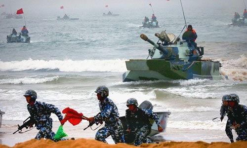 Nhất là khi cách đây không lâu, Hải quân Trung Quốc cũng đã đưa vào biên chế chiếc hàng không mẫu hạm Type 002 Sơn Đông về cho hạm đội Nam Hải, cùng chiếc tàu sân bay Liêu Ninh vốn đã thường xuyên hiện diện tại khu vực này, rõ ràng Trung Quốc đã coi biển Đông sẽ là mục tiêu chính để triển khai lực lượng rộng khắp. Ảnh: Hải quân đánh bộ Trung Quốc diễn tập đánh chiếm đảo.