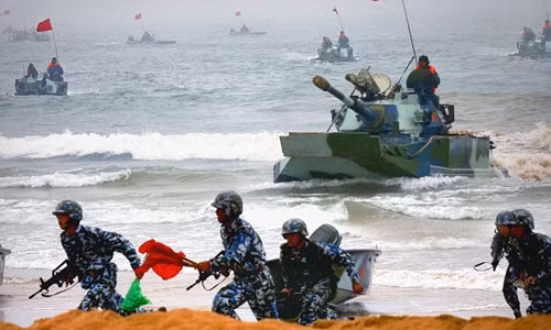 Nhất là khi cách đây không lâu, Hải quân Trung Quốc cũng đã đưa vào biên chế chiếc hàng không mẫu hạm Type 002 Sơn Đông về cho hạm đội Nam Hải, cùng chiếc tàu sân bay Liêu Ninh vốn đã thường xuyên hiện diện tại khu vực này, rõ ràng Trung Quốc đã coi biển Đông sẽ là mục tiêu chính để triển khai lực lượng rộng khắp. Ảnh: Hải quân đánh bộ Trung Quốc diễn tập đánh chiếm đảo.