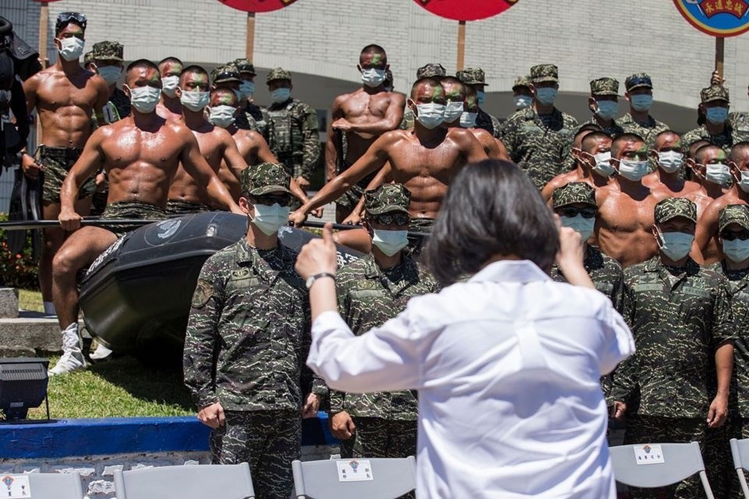 Việc tái triển khai quân đội đến khu vực cho thấy rất rõ quyết tâm của nhà cầm quyền Đài Loan mà đứng đầu là Tổng thống Thái Anh Văn không nhượng bộ Đại Lục trong vấn đề chủ quyền, kiểm soát trên biển. Đây là hành động cứng rắn khi mà những lãnh đạo Đài Loan tiền nhiệm bà Thái thường hiếm khi có những quyết định làm phật lòng Trung Quốc trên biển. Ảnh: Bà Thái Anh Văn trong một buổi gặp mặt chiến sĩ thuộc lực lượng Thủy quân lục chiến Đài Loan.