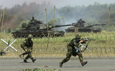 Điều này cũng khiến gia tăng áp lực lên Bắc Kinh bởi việc quân sự hóa quần đảo Đông Sa rất có hại cho Hải quân giải phóng Trung Quốc (PLAN), nhất là khi quần đảo này nằm không quá xa đảo Hải Nam, nơi có quân cảng Tam Á của hạm đội Nam Hải lừng danh Trung Quốc. Ảnh: Binh sĩ Đài Loan trong một buổi diễn tập.