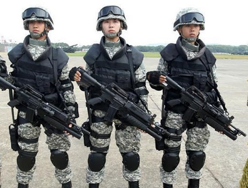 Đài Loan triển khai lực lượng tới Đông Sa ngay giữa thời điểm trên biển đang vô cùng rối ren bởi các hoạt động của cả Trung Quốc, Việt Nam và Mỹ ở khu vực quần đảo Trường Sa. Có thể việc đưa Thủy quân lục chiến tới đây sẽ không làm Bắc Kinh quá bận tâm bởi họ vẫn đang bận rộn trong cuộc đua ở phía nam biển Đông. Ảnh: Nữ chiến sĩ thuộc lực lượng đặc nhiệm Đài Loan với tiểu liên gắn súng phóng lựu kẹp nòng.