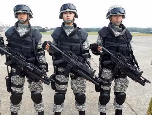 Đài Loan triển khai lực lượng tới Đông Sa ngay giữa thời điểm trên biển đang vô cùng rối ren bởi các hoạt động của cả Trung Quốc, Việt Nam và Mỹ ở khu vực quần đảo Trường Sa. Có thể việc đưa Thủy quân lục chiến tới đây sẽ không làm Bắc Kinh quá bận tâm bởi họ vẫn đang bận rộn trong cuộc đua ở phía nam biển Đông. Ảnh: Nữ chiến sĩ thuộc lực lượng đặc nhiệm Đài Loan với tiểu liên gắn súng phóng lựu kẹp nòng.