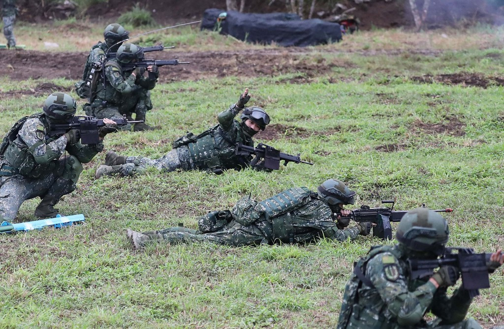  Đông Sa vốn là một quần đảo nằm ở phía tây nam Đài Loan, cách thủ phủ Đài Bắc 850km, cách cảng Cao Hùng 444km, cách Hồng Kông 340km và cách đảo Ba Bình (thực thể lớn nhất Đài Loan đang chiếm đóng trái phép tại Trường Sa) 1.185km. Ảnh: Thủy quân lục chiến Đài Loan diễn tập.