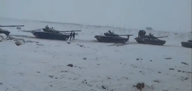 Tuy nhiên, bài viết này không tập trung sâu vào việc Ấn Độ hay Trung Quốc triển khai loại vũ khí nào ở khu vực biên giới mà là liên quan tới vấn đề khá nghiêm trọng về chiếc xe tăng nội địa của Ấn Độ. Loại vũ khí đáng ra phải đại diện cho người Ấn đối đầu với Trung Quốc ở vùng biên.