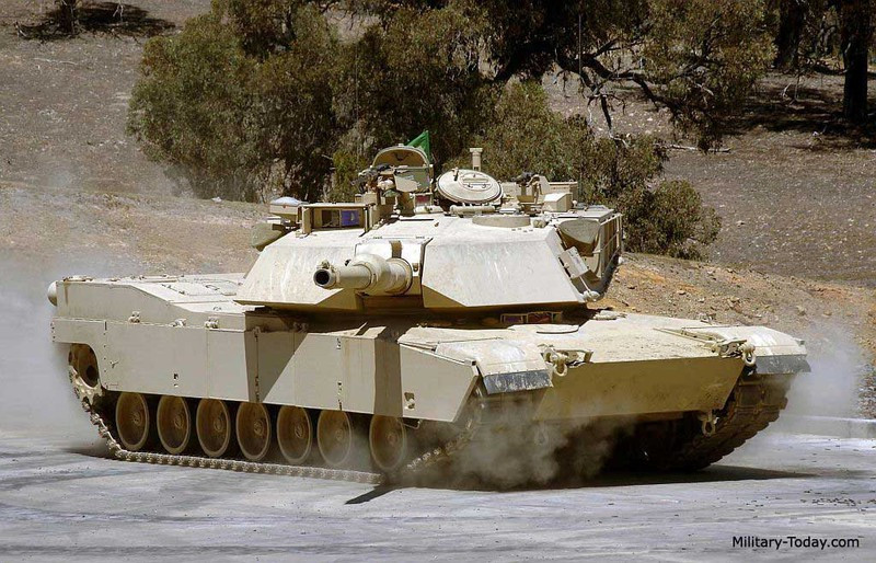 Các xe tăng M1 Abrams đời đầu sử dụng một pháo M68 105mm tuy nhiên sang đến phiên bản A1 và A2 đã nâng cấp lên sử dụng pháo M256 120mm. Ngoài ra xe còn được trang bị hệ thống điều khiển hỏa lực hiện đại với máy tính đường đạn, máy đo xa laser và kính ngắm ảnh nhiệt đồng thời xe tăng cũng có thể sử dụng nhiều loại đạn pháo như đạn nổ phá mảnh, đạn nổ mảnh, đạn xuyên dưới cỡ nòng,... Dù vậy, xe lại có trọng lượng khá lớn, lên đến 67 tấn và tiêu tốn khá nhiều nhiên liệu để vận hành.