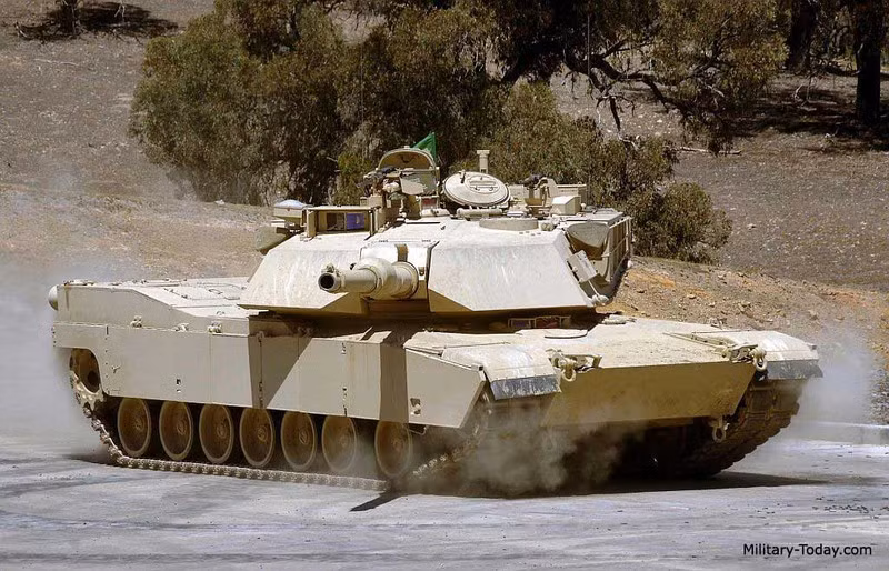 Các xe tăng M1 Abrams đời đầu sử dụng một pháo M68 105mm tuy nhiên sang đến phiên bản A1 và A2 đã nâng cấp lên sử dụng pháo M256 120mm. Ngoài ra xe còn được trang bị hệ thống điều khiển hỏa lực hiện đại với máy tính đường đạn, máy đo xa laser và kính ngắm ảnh nhiệt đồng thời xe tăng cũng có thể sử dụng nhiều loại đạn pháo như đạn nổ phá mảnh, đạn nổ mảnh, đạn xuyên dưới cỡ nòng,... Dù vậy, xe lại có trọng lượng khá lớn, lên đến 67 tấn và tiêu tốn khá nhiều nhiên liệu để vận hành.