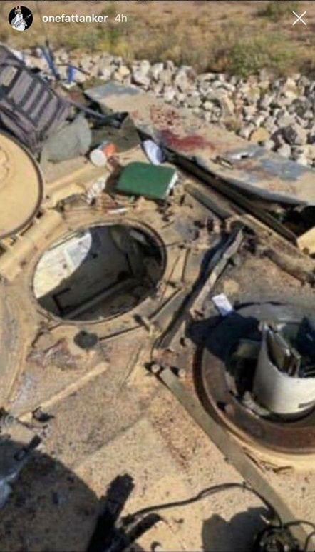 Theo đó, một chiếc xe tăng chiến đấu chủ lực M1 Abrams đã khai hỏa pháo chính M256 của mình bằng một phát đạn M1002 MPAT-TP-T cỡ 120mm của mình ở cự ly 2.600m vào một chiếc M1 Abrams khác trong đội hình đang hành tiến. Ảnh: Cận cảnh cỗ xe tăng M1 Abrams sau khi hứng chịu phát bắn từ đồng đội.