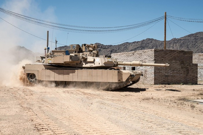 M1 Abrams là xe tăng chiến đấu chủ lực của Mỹ chính thức được đưa vào phục vụ từ thập niên 1980 đến nay đã trải qua nhiều phiên bản nâng cấp, nó được xem là mẫu xe tăng mang tính cách mạng của quân đội Mỹ. Ảnh: Xe tăng M1 Abrams trên chiến trường Trung Đông.