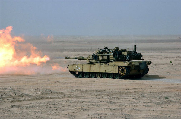 Xe tăng M1 Abrams có 3 biến thể gồm: M1, M1A1 và M1A2. Tất cả đều khá giống nhau và ngoại hình nhưng được nâng cấp về giáp bảo vệ và hỏa lực. Giáp thụ động của xe là giáp phức hợp và giáp Uranium nghèo nhằm tăng khả năng bảo vệ trước các loại vũ khí chống tăng. Ảnh: Xe tăng M1 Abrams khai hỏa trên chiến trường.