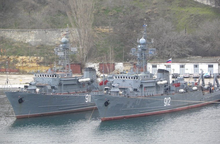 Có thể nói rằng, tàu trục vớt ngư lôi là vô cùng cần thiết cho một hải quân phát triển như Nga, tuy nhiên việc dùng các động cơ xuất sứ từ Trung Quốc đặt ra rất nhiều sự hoài nghi về chất lượng cũng như độ tin cậy. Dẫu vậy, đây cũng là vấn đề rất khó giải quyết vì Nga đang chịu sự cấm vận từ Phương Tây, không thể nhập khẩu các động cơ chất lượng từ họ, trong khi năng lực sản xuất động cơ của họ lại khá kém. Ảnh: Tàu quét mìn đề án 266M lớp Natya của hải quân Nga.