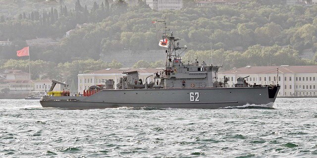 Ngoài nhiệm vụ trục vớt ngư lôi, tàu cũng có thể hỗ trợ tàu rà phá mìn trục vớt các thiết bị hàng hải chuyên dụng như phao chìm, phao nổi, lưới để quét và phá bom chìm, thuỷ lôi trong nước. Ảnh: Tàu quét mìn Sonya đề án 1265 do Liên Xô chế tạo.