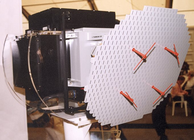 Máy bay được trang bị radar KLJ-7, do Viện nghiên cứu công nghệ điện tử Nam Kinh chế tạo, có thể theo dõi cùng lúc 10 mục tiêu và tiêu diệt đồng thời 2 mục tiêu; tầm phát hiện mục tiêu bán cầu trước là trên 75 km, phía sau là 35 km, phát hiện mục tiêu trên biển cách 135 km. Ảnh: Radar KLJ-7 - Nguồn: Wikipedia.