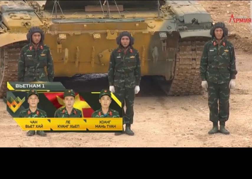 Chiều 24/8 vừa qua, trong khuôn khổ cuộc thi “Xe tăng hành tiến - Tank Biathlon 2020” tại Hội thao Quân sự Quốc tế Army Games 2020 đã diễn ra trận đấu đầu tiên của nhánh 1 bảng 2, với sự góp mặt của các đội: Đội Việt Nam (màu vàng), đội Myanmar (màu xanh nước biển), đội Nam Ossetia (màu xanh lá cây) và đội Qatar (màu đỏ). Đội Việt Nam với chiếc T-72B3 màu vàng được xuất phát ở vị trí thứ hai sau đội Nam Ossetia. Ảnh: Đội hình kíp lái số 1 của đội tuyển xe tăng Việt Nam chuẩn bị bước vào thi đấu. 