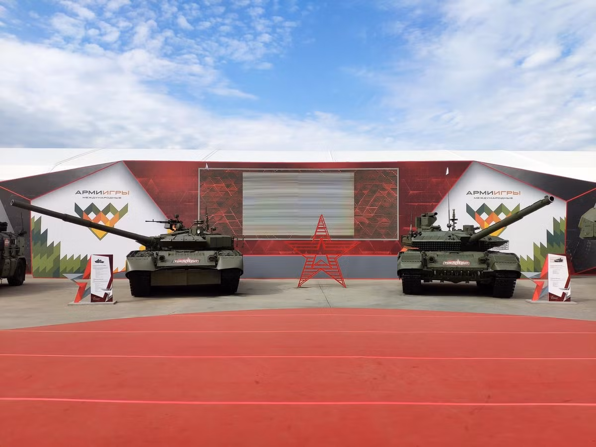 Trong diễn đàn Army 2020 đang diễn ra song song cùng với Hội thao Quân sự Quốc tế Army Games được tổ chức tại ngoại ô thủ đô Moscow của Nga, nước chủ nhà đã mang đến triển lãm rất nhiều vũ khí hiện đại hàng đầu trong biên chế quân đội Nga hiện nay. Một trong số đó phải kể đến phiên bản nâng cấp sâu và toàn diện bậc nhất hiện nay của dòng xe tăng chiến đấu chủ lực T-90 đó là T-90M, một sản phẩm của nhà máy Uralvagonzavod. Ảnh: Xe tăng T-80BVM (trái) và T-90M (phải) trong khuôn khổ triển lãm Army 2020.