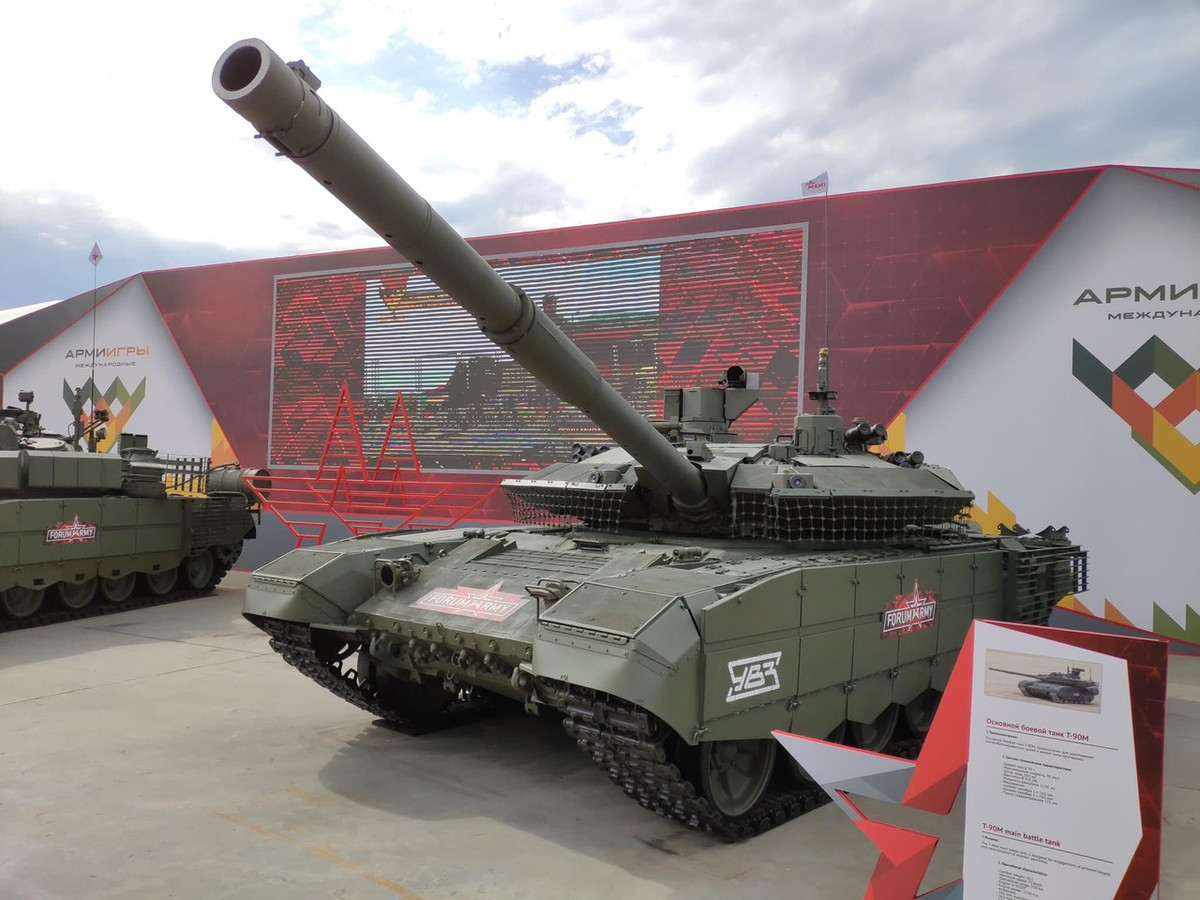 Về hỏa lực, vũ khí chính của xe là một pháo nòng trơn 2A46M-4 có khả năng bắn tên lửa chống tăng (ATGM) qua nòng cùng hệ thống ổn định tuyệt vời cho phép xe có thể tác xạ chính xác cao khi đang hành tiến. Ngoài ra, giống với các xe tăng T-90 khác, T-90M cũng được trang bị một súng máy đồng trục PKT cỡ nòng 7.62mm cho nhiệm vụ tiêu diệt bộ binh đối phương, được đặt ở bên phải pháo chính. Ảnh: Cận cảnh pháo chính 2A46M-4 trên xe tăng T-90M.